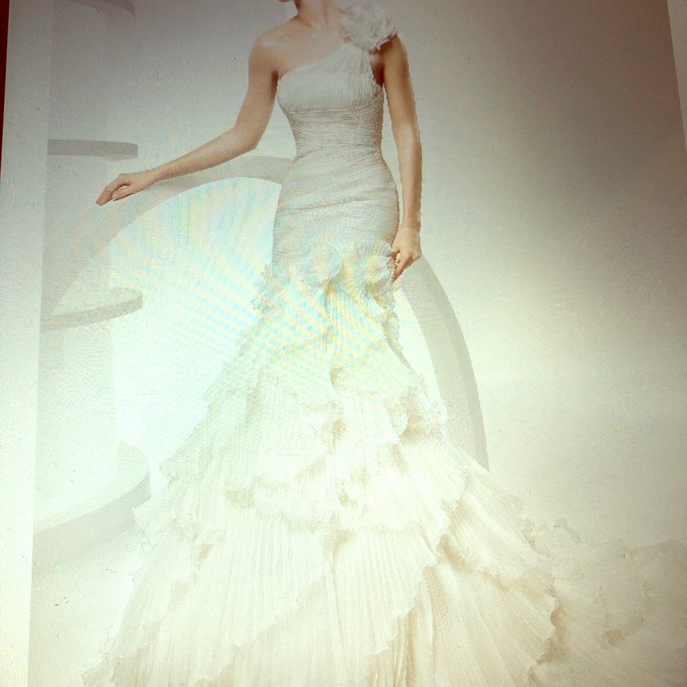 Beautiful gown, bought it for a photo shoot,